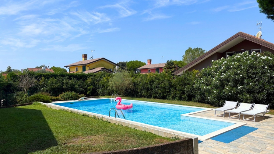 Villa con piscina a due passi dal mare affitto Isola di Albarella