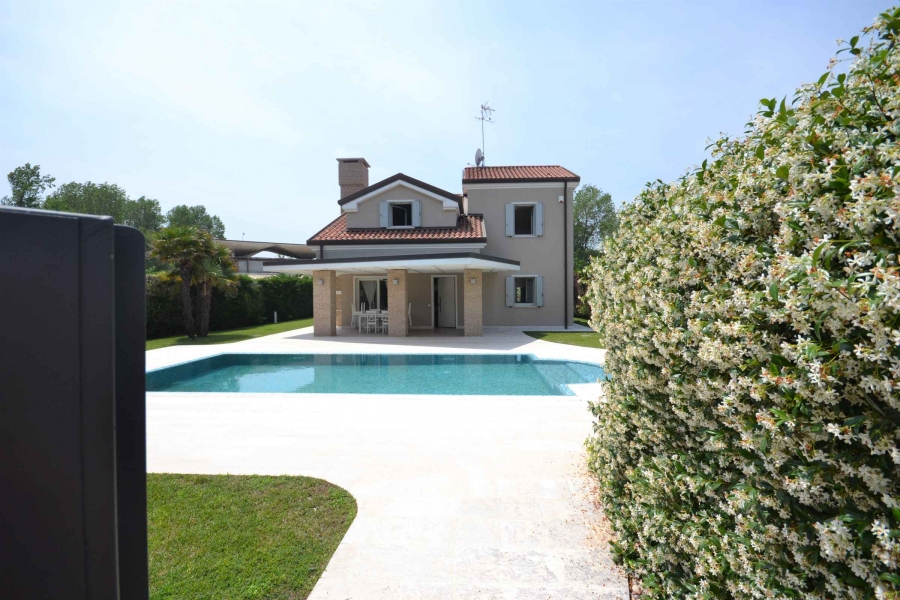 house with pool in Albarella