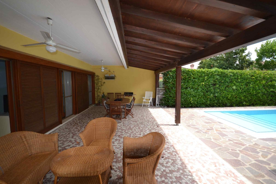 Albarella villa with pool for rent by Immobiliare SEP agency