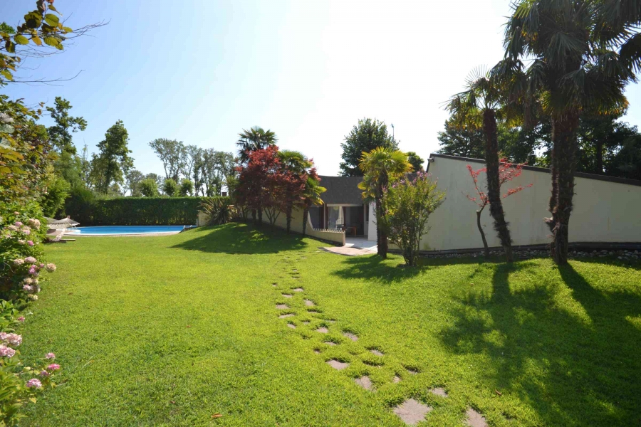 Haus zum Verkauf mit grossem Garten und Pool. Eine symbolische Villa der Insel Albarella von Immobiliare SEP vorgeschlagen